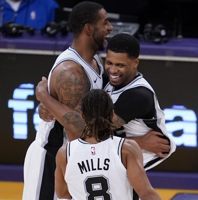 并展现出与 并展现出与